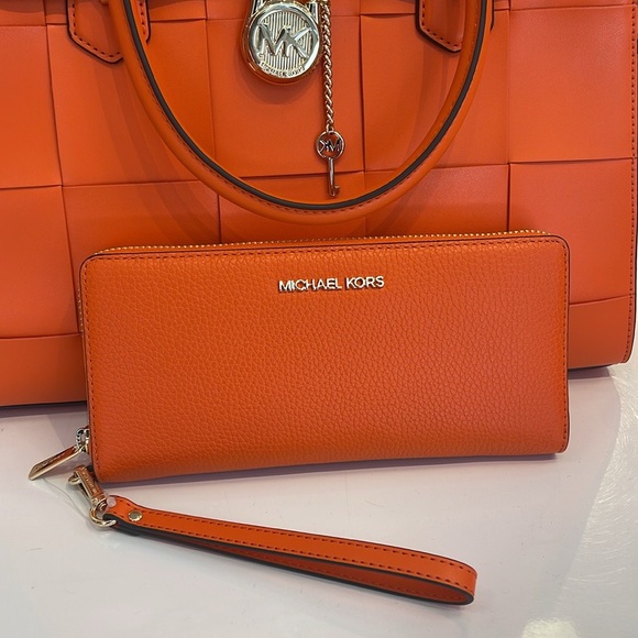 MICHAEL KORS
Jet Set Travel Large Pebbled Leather Wristlet Wallet Phone Holder - Picture 4 of 16